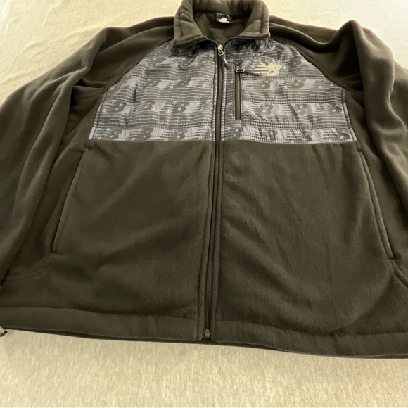 NEW BALANCE BRAND GRAFIC LIGHTWEIGHT MEN’S FLEECE JACKET SIZE: XL BLACK AND GRAY - Picture 15 of 16
